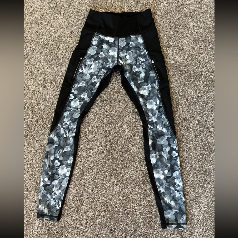 Athleta Frost Floral High Rise Traverse Black Panel Pockets Legging Size XS